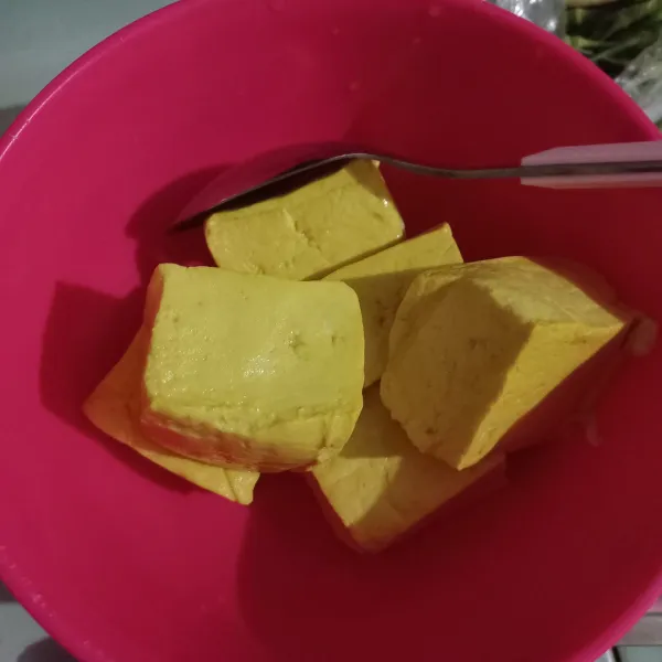Siapkan tahu sutra yang akan digunakan.
