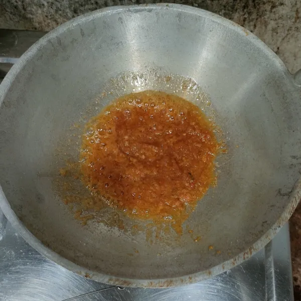 Tumis bumbu dasar orange hingga harum, lalu tambahkan garam, gula pasir, dan kaldu bubuk.