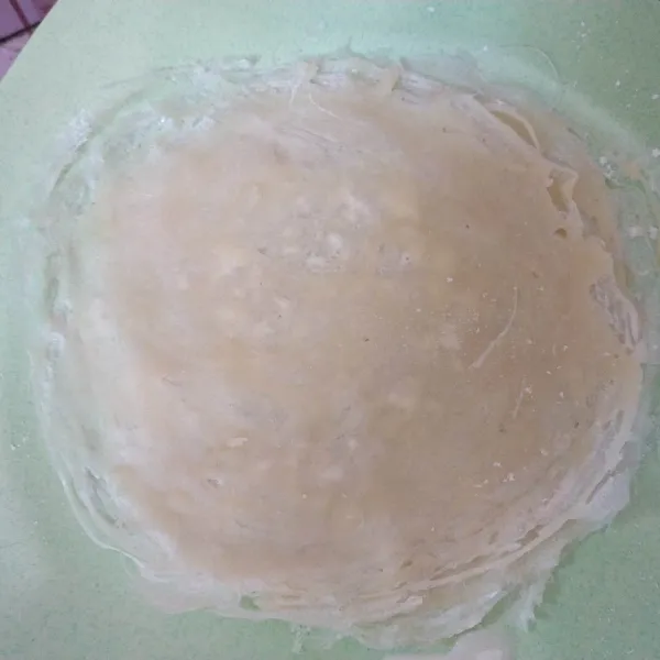 Pindahkan kulit lumpia yang sudah jadi di atas piring, lalu taburi dengan tepung di atasnya supaya tidak saling menempel.
