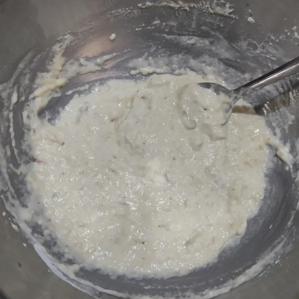 Masukkan air sedikit demi sedikit ke dalam tepung, aduk rata hingga tekstur adonan tepung kental.
