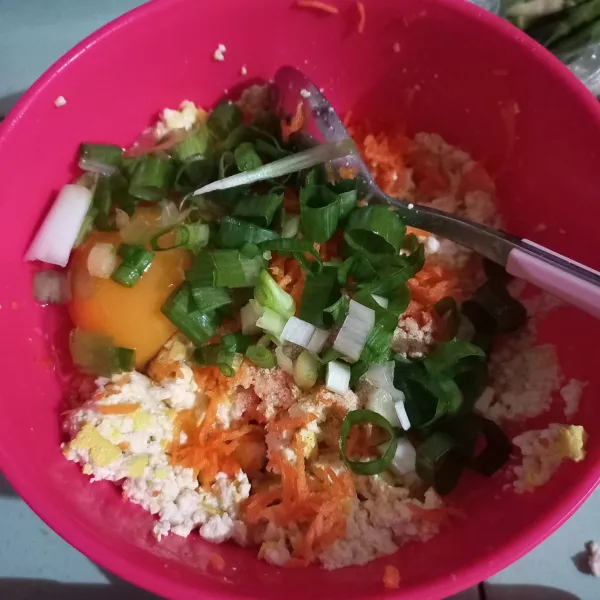 Campurkan semua bahan, aduk rata.