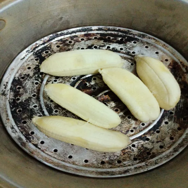 Kukus pisang sekitar 10-15 menit atau hingga matang.
