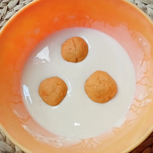 Celupkan bola ubi ke dalam adonan pencelup.