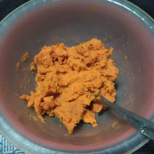 Letakkan ubi yang telah dikukus dan dikupas dalam wadah lalu haluskan dengan menggunakan garpu.