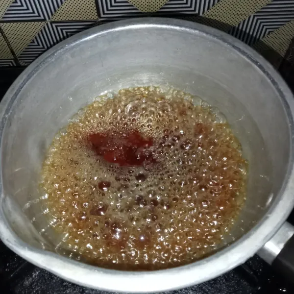 Rebus gula merah dan air hingga gula larut, lalu biarkan hingga suhu ruang.
