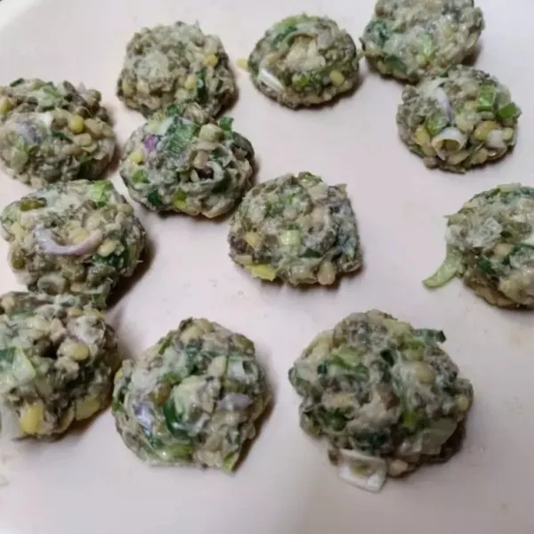 Kemudian bentuk adonan menjadi bulat pipih seperti perkedel.
Lakukan sampai adonan habis.