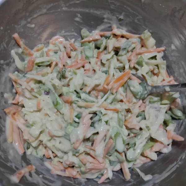 Masukkan sayur, daun bawang dan seledri, aduk rata.
Diamkan selama 10 menit agar tepung benar-benar larut dan tercampur rata.