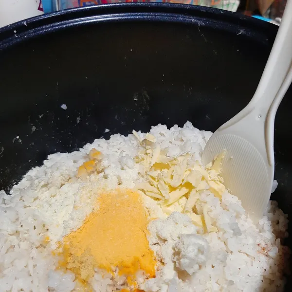 Masukan dan aduk ke dalam nasi : butter, 2 sdt keju bubuk, susu bubuk dan ½ sdt penyedap ayam non msg.