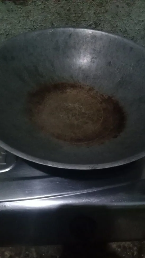Siapkan minyak goreng ke dalam wajan dan nyalakan kompor.