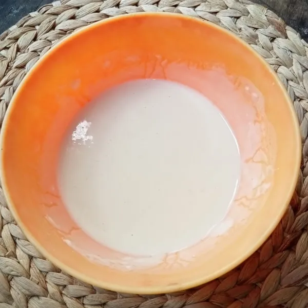 Campur tepung terigu, gula pasir dan garam, tuang air sedikit demi sedikit sambil diaduk hingga jadi adonan dengan kekentalan yang sesuai.