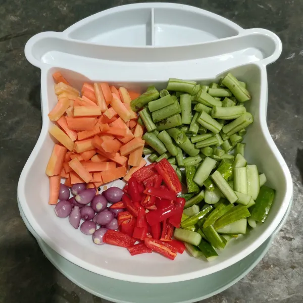 Siapkan bahan sayuran yang sudah dipotong kecuali bawang merah, biarkan utuh.