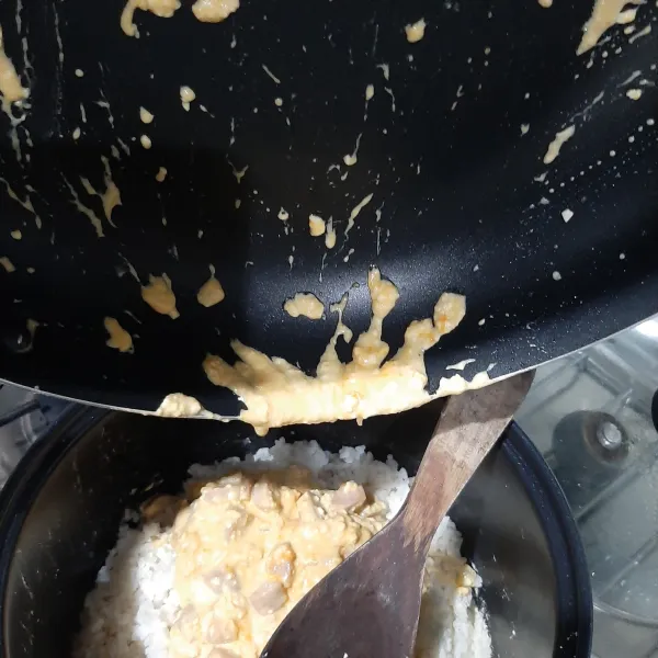Angkat adonan sosis cream cheese dan tuang pada nasi yang sudah dibumbui.