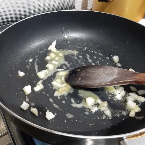 Tumis bawang putih halus, bawang bombay dengan margarin hingga wangi.