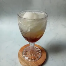 Lalu masukkan air kelapa muda, kemudian aduk-aduk dan siap disajikan.