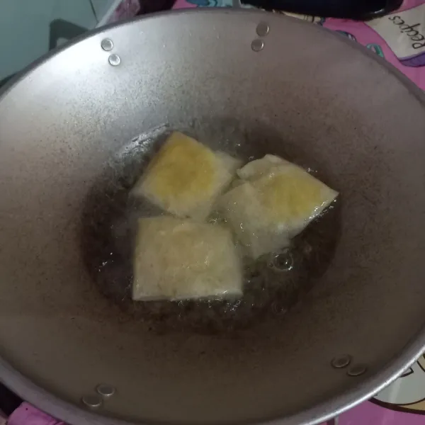 Panaskan minyak, kemudian goreng satu per satu martabak hingga kecoklatan. 
Tiriskan dan siap dihidangkan dengan saus sambal.