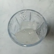 Masukkan es batu secukupnya ke dalam gelas.