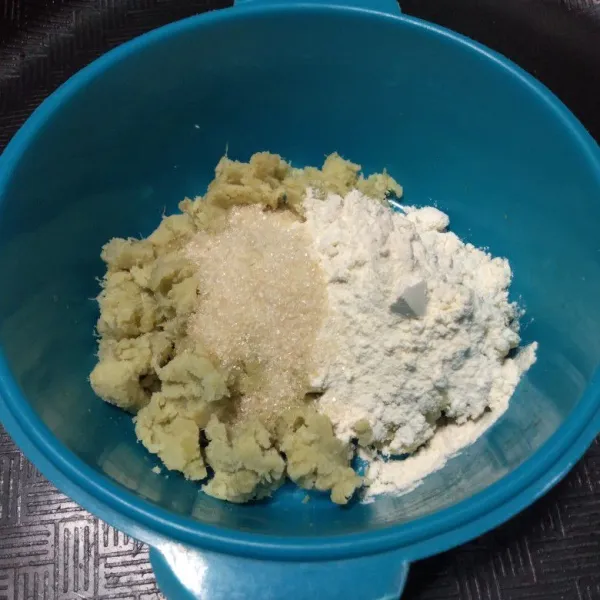 Kemudian masukkan tepung terigu, susu bubuk dan gula pasir, aduk sampai rata.