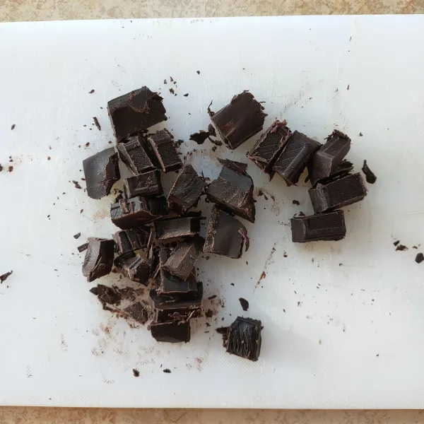Coklat batangan dipotong kecil-kecil.