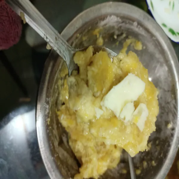 Pipihkan pisang dalam sendok, kemudian letakkan keju mozzarella di dalamnya dan bulat-bulatkan membentuk bola.