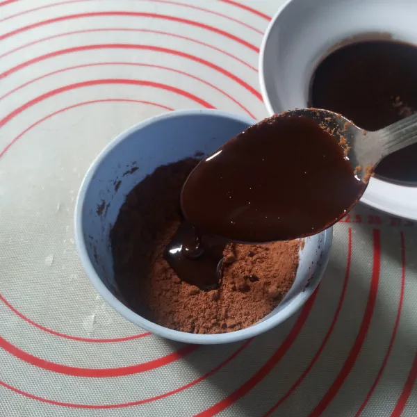 Buat pasta coklat : Campur semua bahan pasta lalu aduk sampai rata.