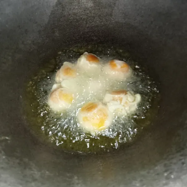 Goreng diminyak panas hingga keemasan, angkat dan siap disajikan.