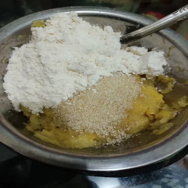 Dalam wadah masukkan tepung terigu dan gula pasir. 
Aduk rata hingga tercampur rata.