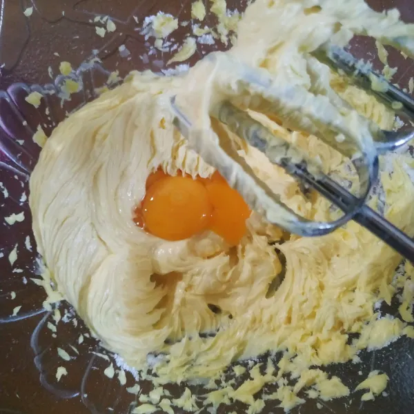 Mixer margarin dan gula halus, kemudian tambahkan 2 butir telur. 
Mixer hingga tercampur rata.