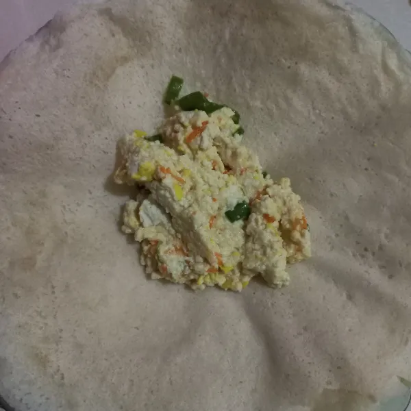 Siapkan kulit lumpia, ambil satu sendok adonan, kemudian lipat dengan rapi.