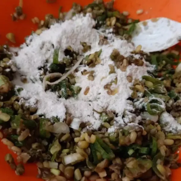 Haluskan bawang putih dan bawang merah, haluskan juga kacang hijau.
Tambahkan tepung terigu, kaldu jamur, garam, seledri dan daun bawang.