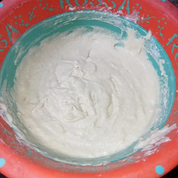 Campur tepung terigu, gula pasir, mentega dan garam, tuang air sedikit demi sedikit sambil diaduk hingga rata dan jadi adonan yang sedikit pekat.