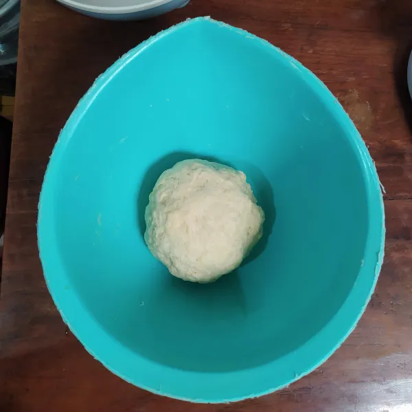 Campur terigu, susu bubuk dan gula, masukkan biang. Aduk dengan spatula. Masukkan garam dan margarin, aduk rata. Bulatkan dan tutup adonan dengan serbet  lalu diamkan selama 1 jam hingga mengembang.