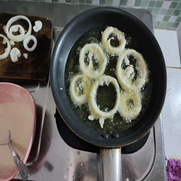 Panaskan minyak goreng, kemudian goreng dengan api sedang.