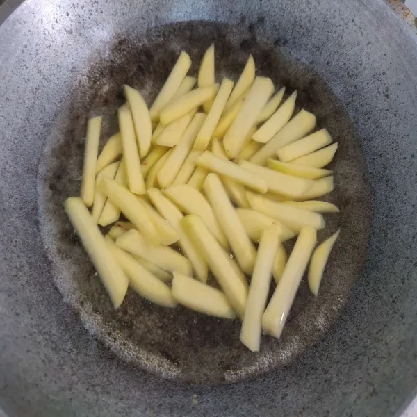 Didihkan air, kemudian rebus kentang selama 5 menit.