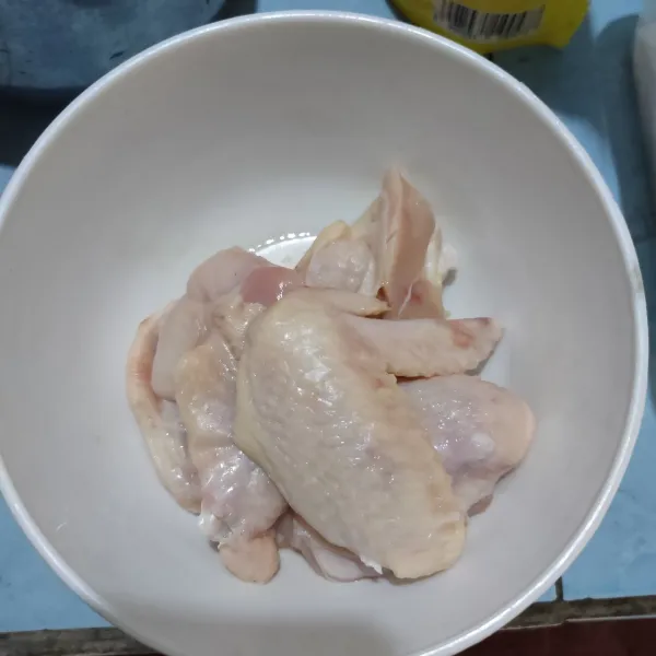 Cuci bersih ayam kemudian potong sesuai selera.