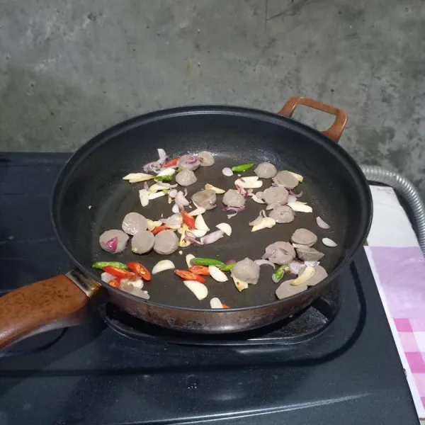 Masukkan bakso. 
Tumis sebentar.