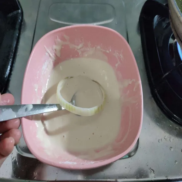 Celupkan bawang bombay ke adonan pencelup.