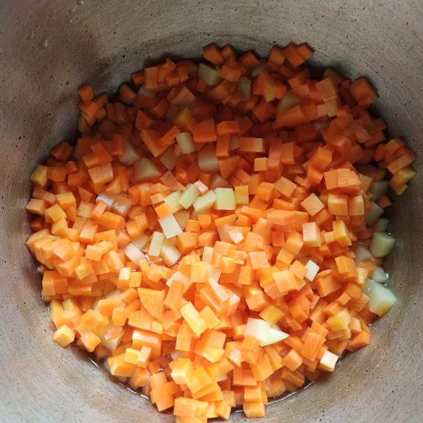 Kupas kentang dan wortel, potong-potong kemudian cuci hingga bersih.