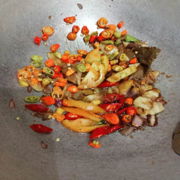 Masukkan cabe dan tomat, aduk bersama.