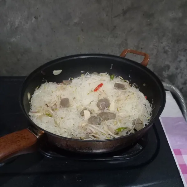 Masukkan bihun. 
Bumbui dengan garam dan kaldu bubuk. 
Aduk sampai rata.