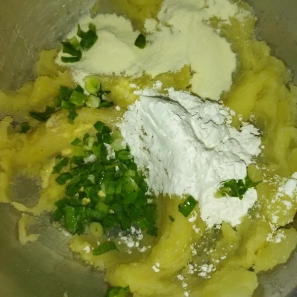 Lalu masukkan tepung maizena, susu bubuk, daun bawang, garam, kaldu bubuk dan lada bubuk.