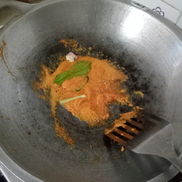 Tumis bumbu halus dan rempah sampai matang dan harum.