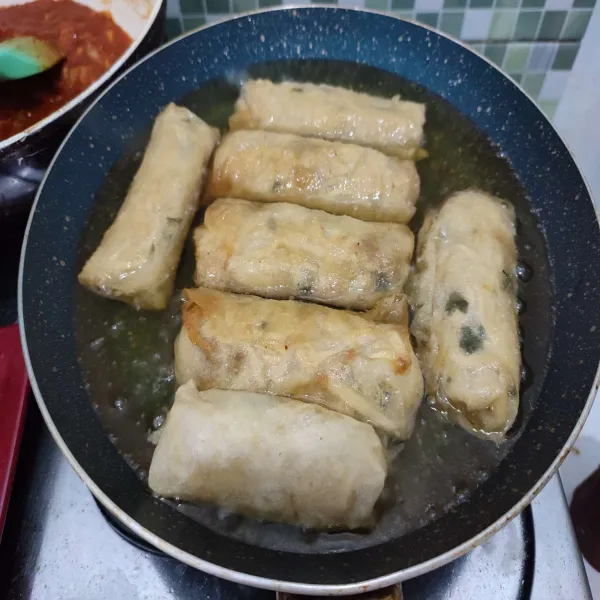 Panaskan minyak goreng, goreng lumpia dalam minyak panas dengan api sedang, angkat kemudian tiriskan minyak dalam keadaan berdiri agar minyaknya cepat turun.
Kemudian sajikan.