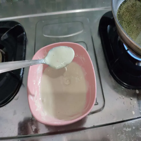 Aduk rata adonan hingga mendapatkan konsisten kental, sisihkan.