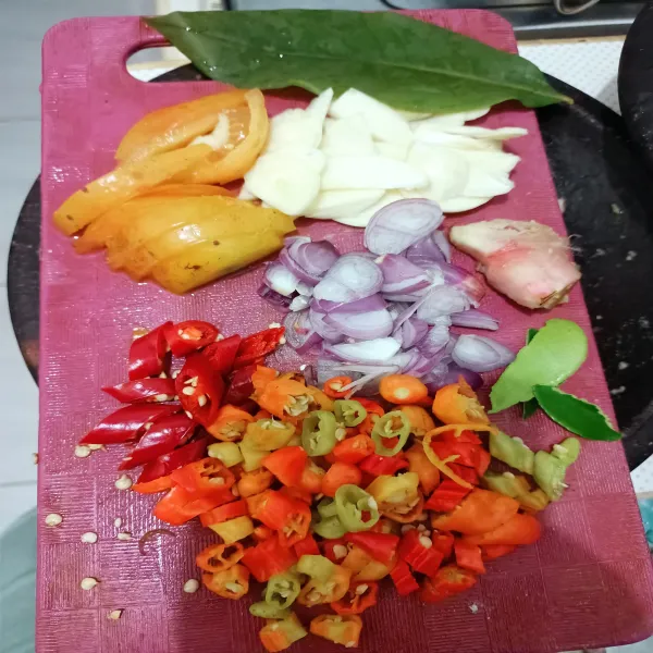 Siapkan bahan-bahannya dan kemudian rajang.