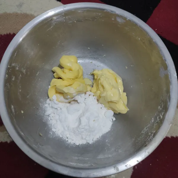 Mixer margarin, butter dan gula halus hingga tercampur.