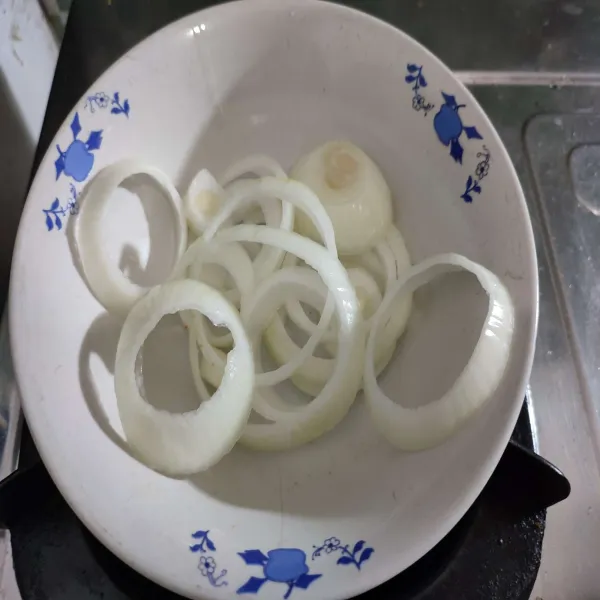 Potong bawang bombay berbentuk cincin, sisihkan.