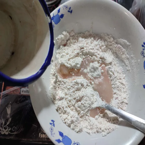 Tambahkan air sedikit demi sedikit.