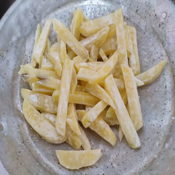 Balurkan kentang dengan tepung maizena hingga rata.