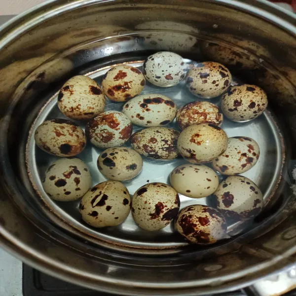 Di kompor yang lain, rebus telur puyuh.
