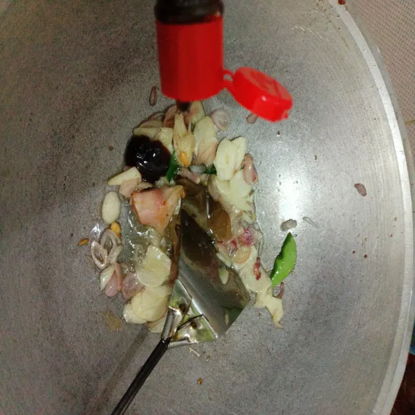 Masukkan saus tiram, kecap manis, kecap ikan, aduk rata.